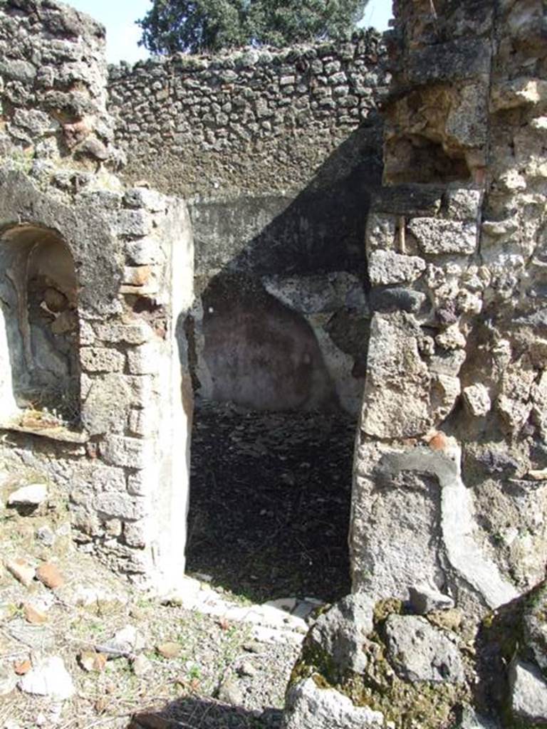 V.4.9 Pompeii. March 2009. Doorway of kitchen area into triclinium.