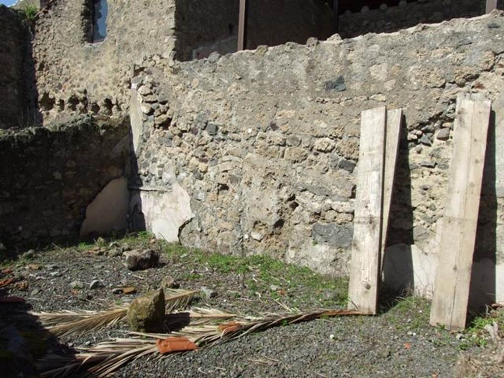 V.4.10 Pompeii.    March 2009. North wall of Triclinium.