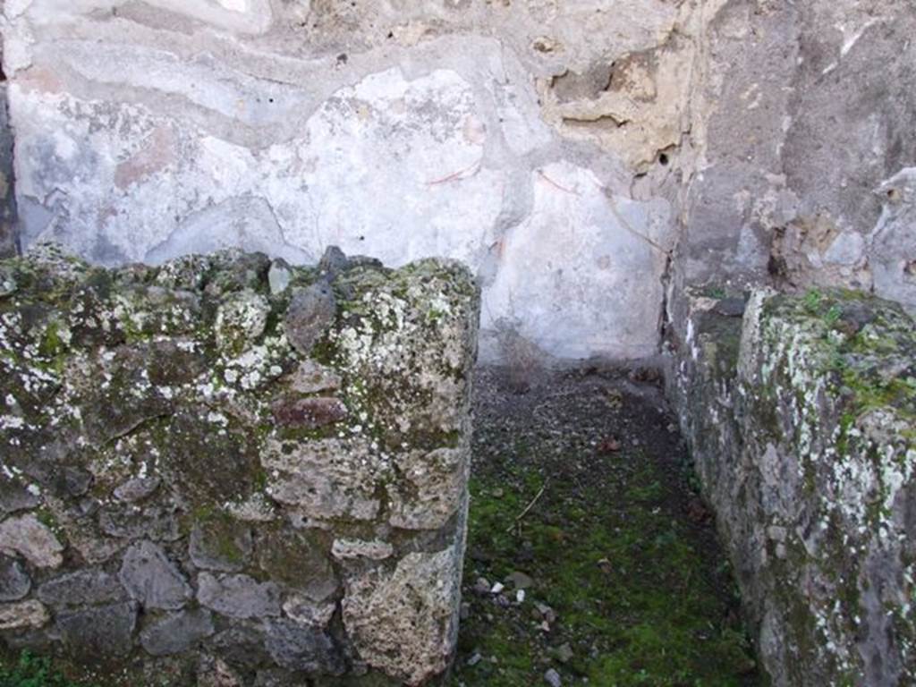 V.4.13 Pompeii.  March 2009.  Entrance to second diaeta on south side.