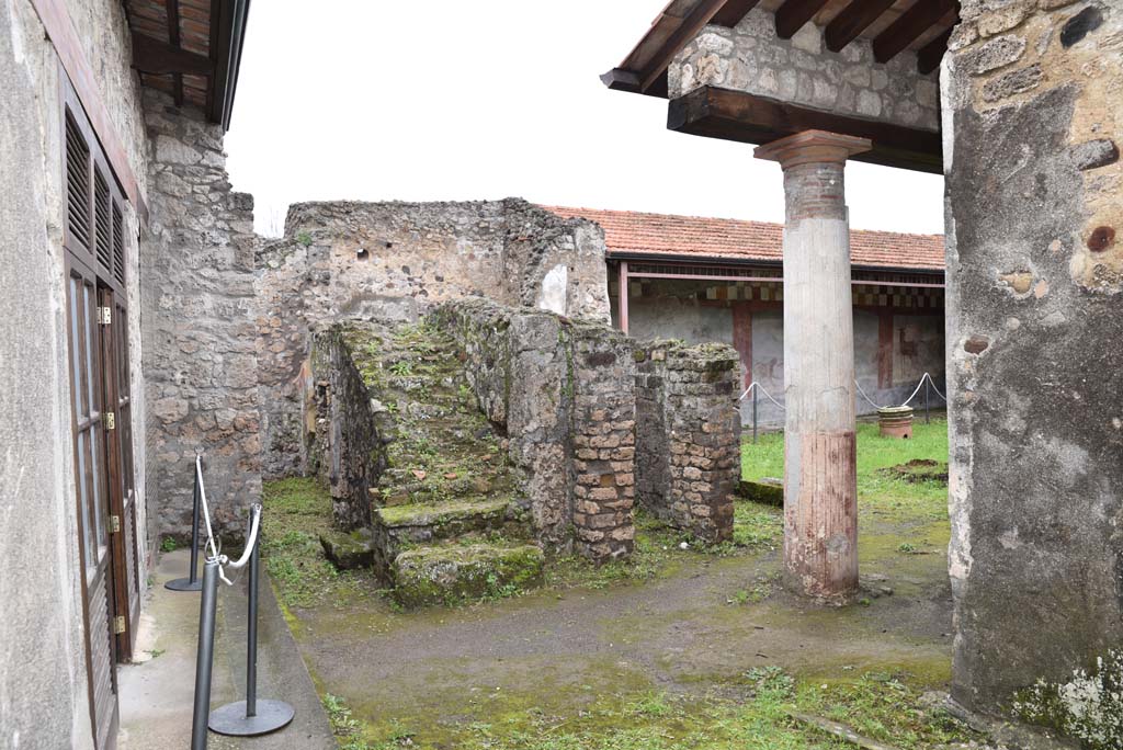 V.4.a Pompeii. March 2018. Room ‘o’, looking north to steps to upper floor, from small garden area.
On the left of the steps is the doorway to room ‘n’, on the right of the steps is the doorway to room ‘p’.
Foto Annette Haug, ERC Grant 681269 DÉCOR.
