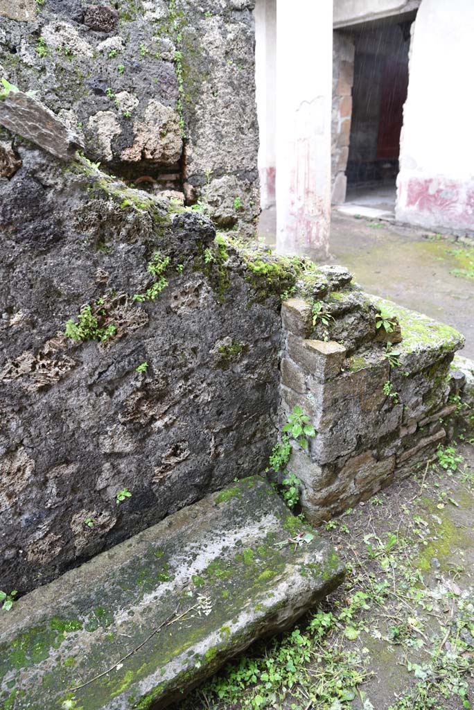 V.4.a Pompeii. March 2018. Room ‘o’, looking south-east towards rear of lower steps.
Foto Annette Haug, ERC Grant 681269 DÉCOR.
