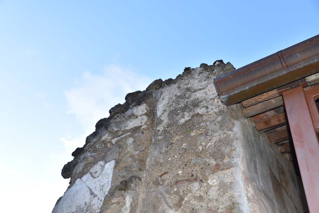 V.4.a Pompeii. March 2018. Room ‘p’, upper north wall, with upper garden wall, on right.
Foto Annette Haug, ERC Grant 681269 DÉCOR.
