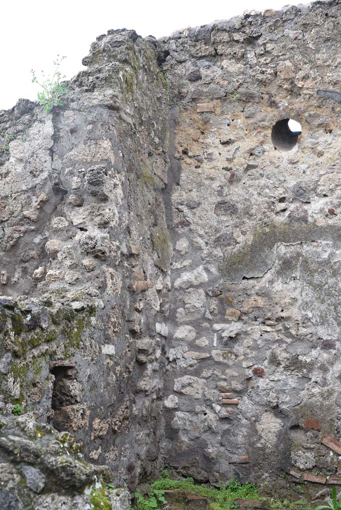 V.4.a Pompeii. March 2018. Room ‘q’, upper north-west corner above hearth.
Foto Annette Haug, ERC Grant 681269 DÉCOR.
