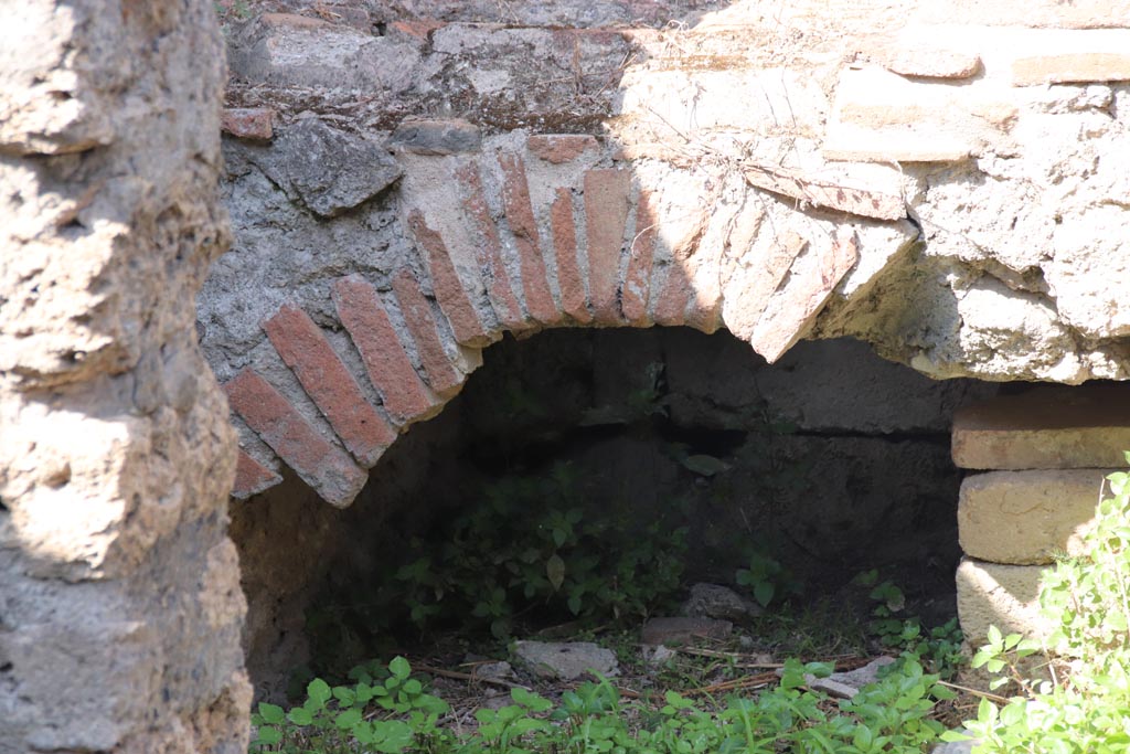 V.4.a Pompeii. October 2023. Remains of hearth in kitchen. Photo courtesy of Klaus Heese.