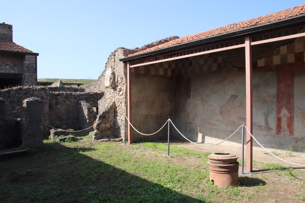 V.4.a Pompeii. October 2023. Looking north-west across garden from portico towards kitchen area. Photo courtesy of Klaus Heese.