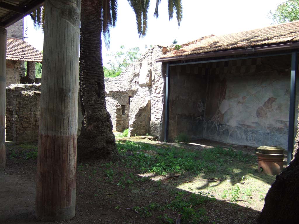 V.4.a Pompeii. May 2006. Looking north-west across garden from portico towards kitchen area.