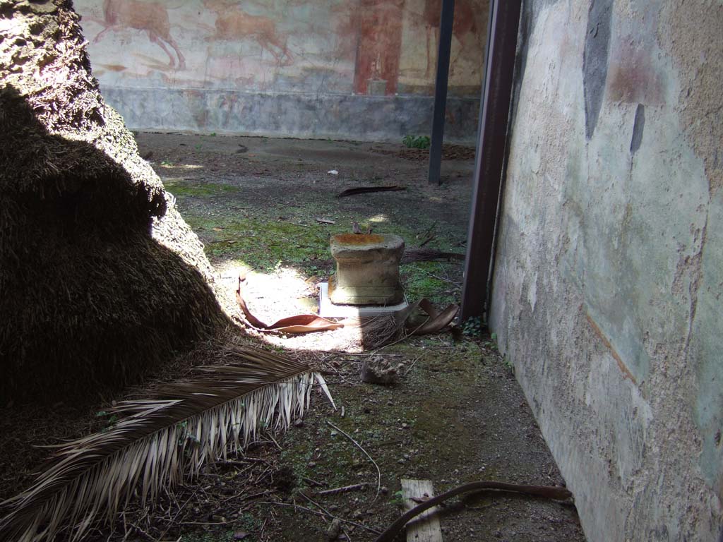 V.4.a Pompeii. May 2006. Room ‘l’ (L), looking north along east wall in south-east corner of garden.