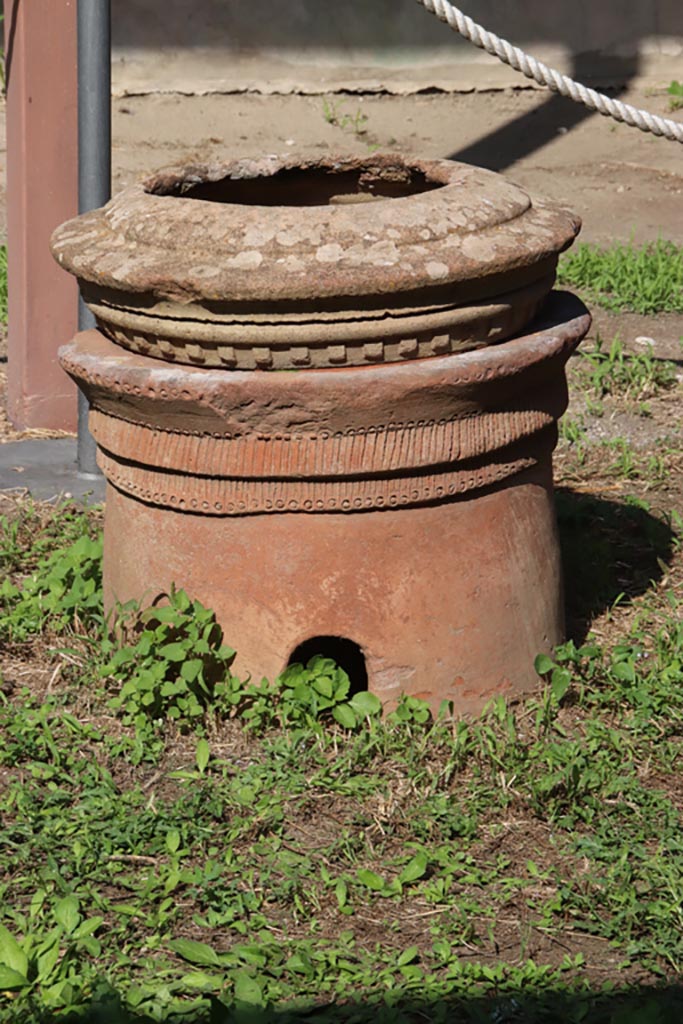 V.4.a Pompeii. October 2023. 
Room ‘l’ (L), terracotta puteal in garden area. Photo courtesy of Klaus Heese.
