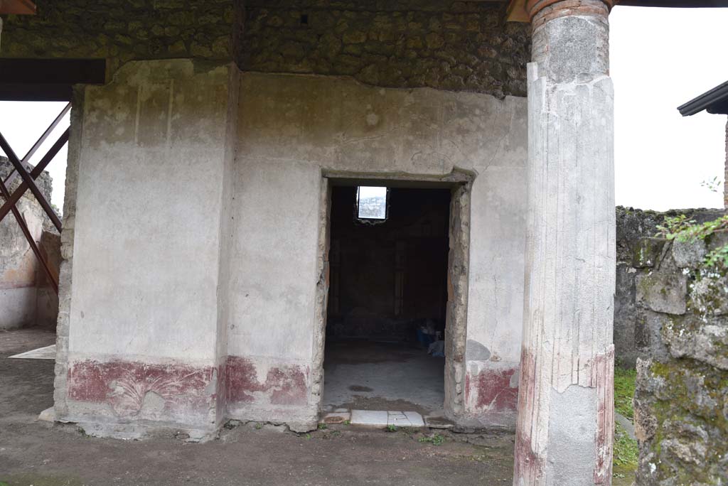 V.4.a Pompeii. March 2018. Room ‘s’, doorway to summer triclinium on south side of garden area. 
Foto Annette Haug, ERC Grant 681269 DÉCOR.

