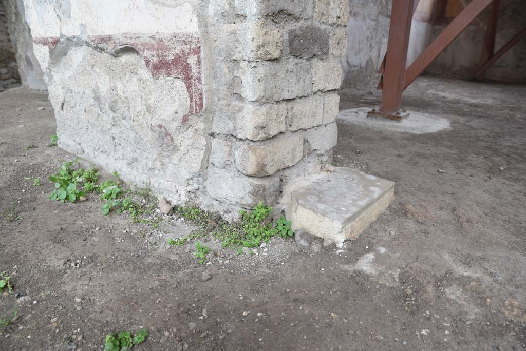 V.4.a Pompeii. March 2018. Room t, detail of east side (left) of doorway into exedra. Looking from south portico.
Foto Annette Haug, ERC Grant 681269 DÉCOR.
