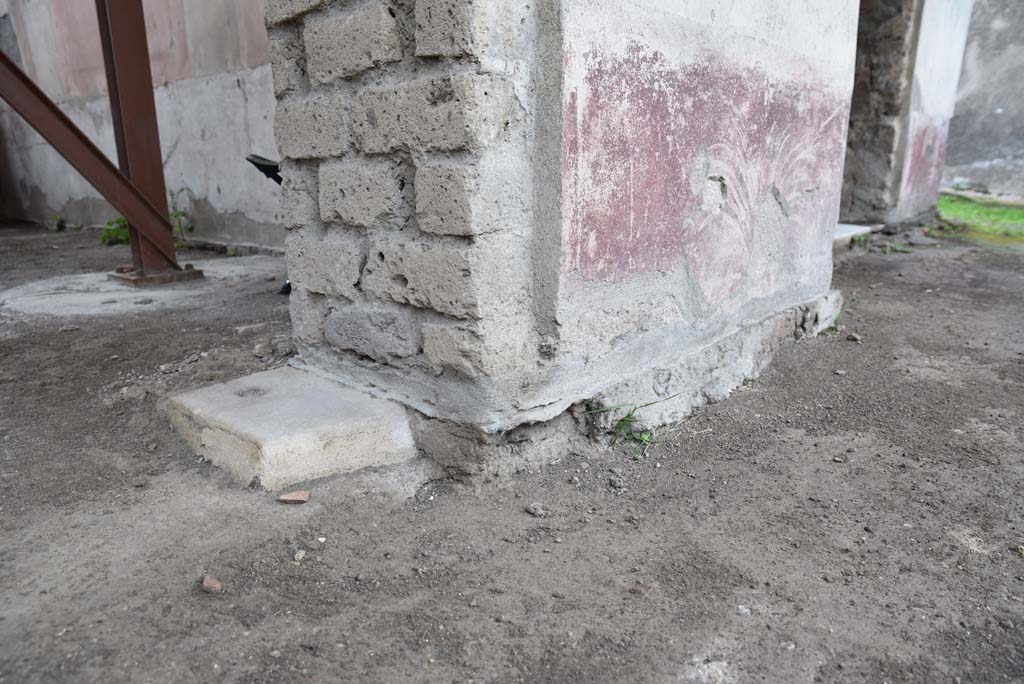 V.4.a Pompeii. March 2018. 
Room t, looking towards west side (right) of doorway to exedra, with detail of painted zoccolo from south portico.
Foto Annette Haug, ERC Grant 681269 DÉCOR.
