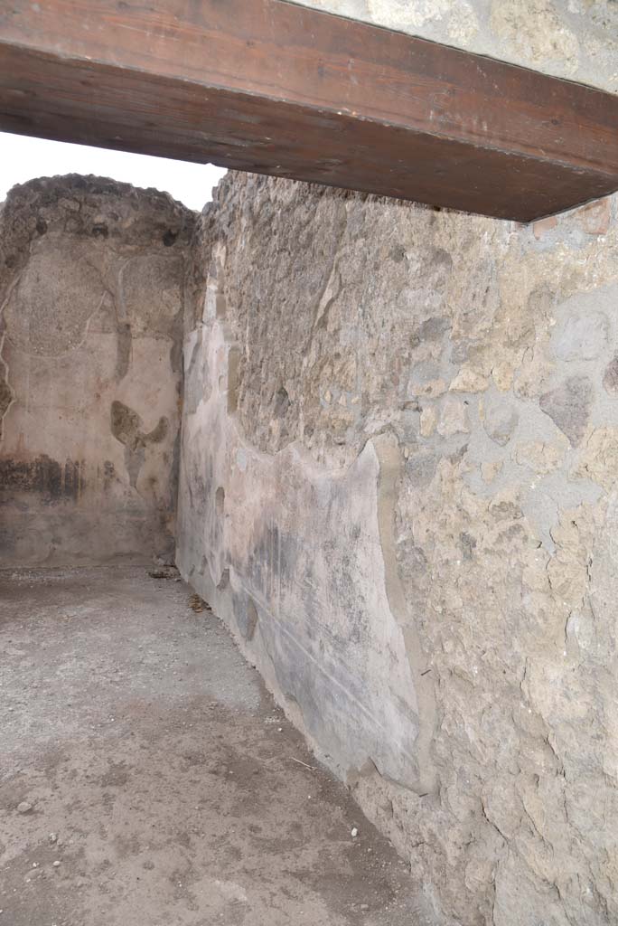 V.4.a Pompeii. March 2018. Room ‘u’, looking south along west wall from doorway.
Foto Annette Haug, ERC Grant 681269 DÉCOR.
