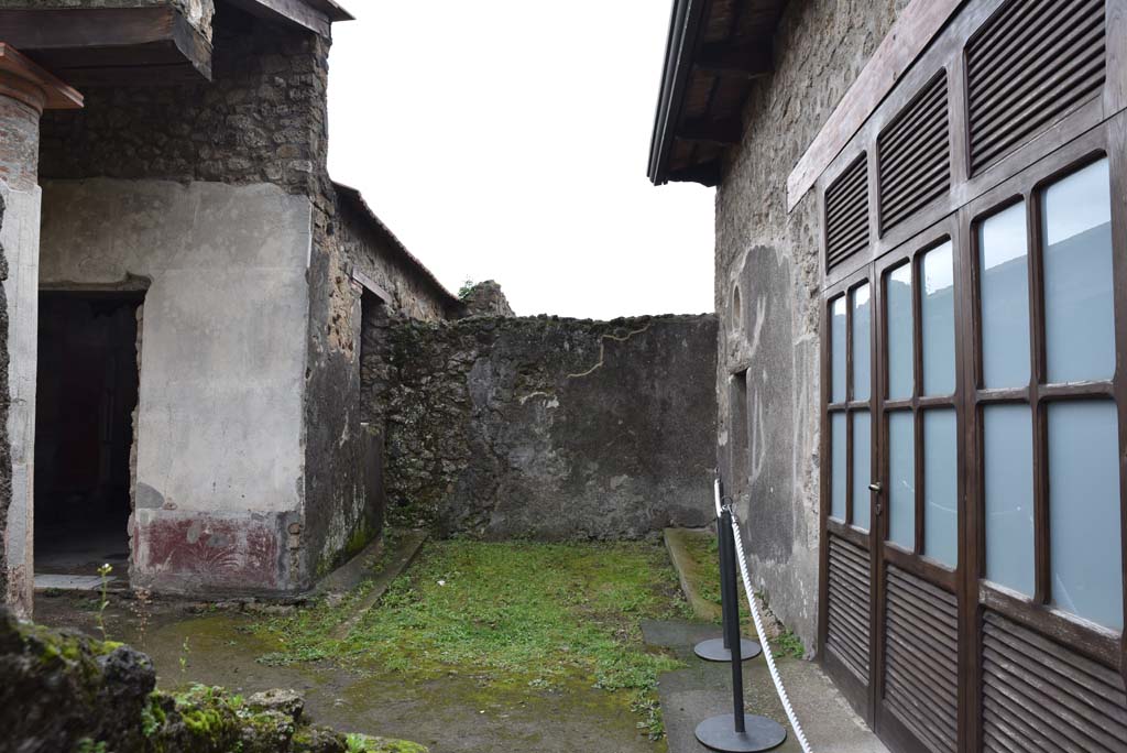 V.4.a Pompeii. March 2018. Room ‘m’, looking south to site of original small garden.
Foto Annette Haug, ERC Grant 681269 DÉCOR.
