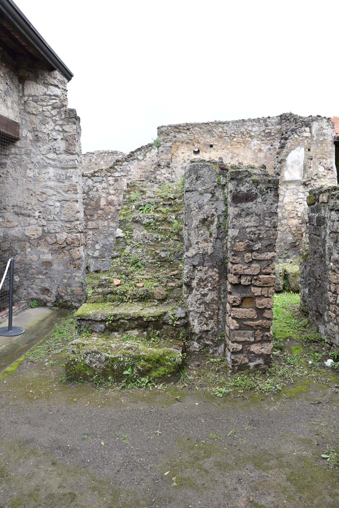 V.4.a Pompeii. March 2018. Room ‘n’, doorway on left of steps, looking north.
Foto Annette Haug, ERC Grant 681269 DÉCOR.
