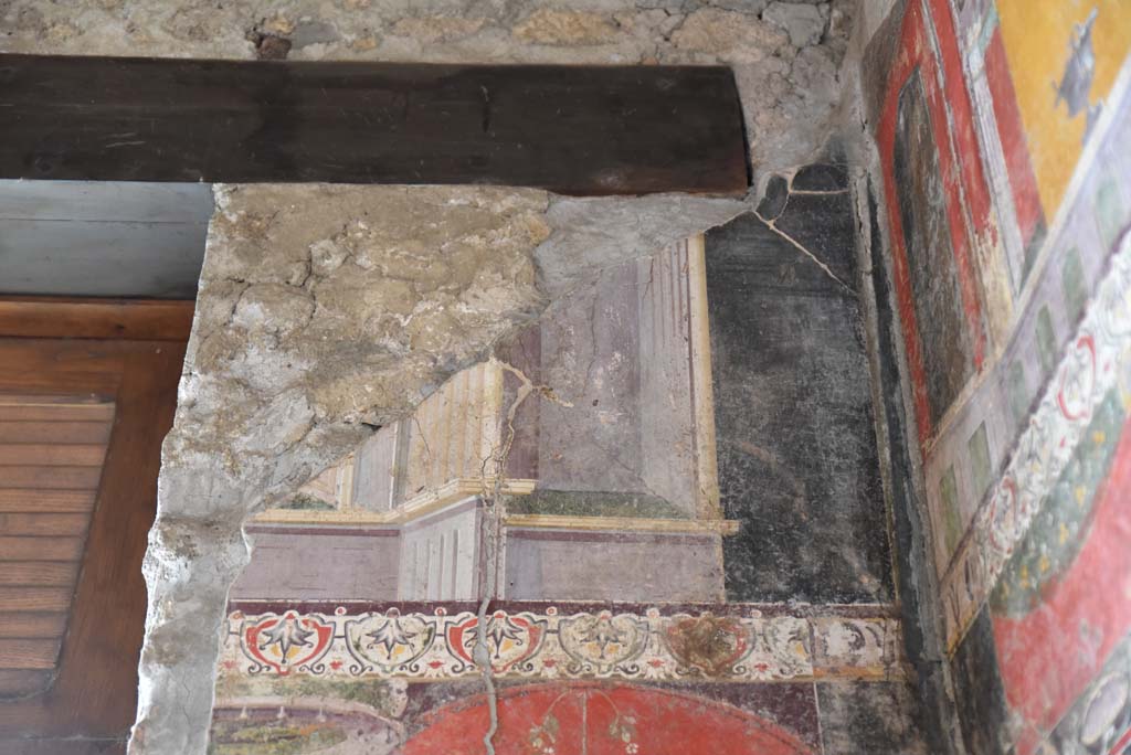 V.4.a Pompeii. March 2018. Room ‘h’, detail from upper east wall in south-east corner.
Foto Annette Haug, ERC Grant 681269 DÉCOR.
