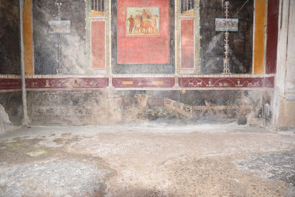 V.4.a Pompeii. March 2018. Room ‘h’, looking south across flooring in tablinum towards lower south wall. 
Foto Annette Haug, ERC Grant 681269 DÉCOR.
