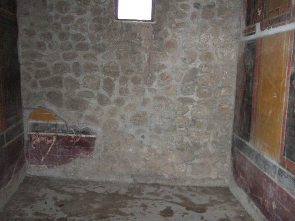 V.4.a Pompeii. December 2005. Looking towards south wall in cubiculum on south side of atrium.