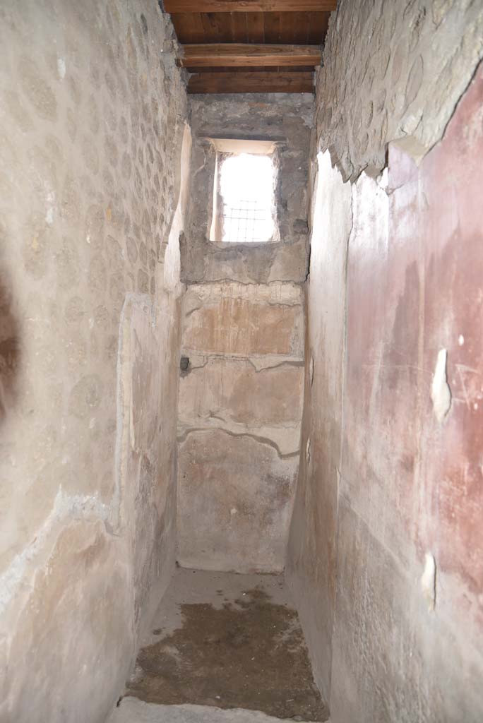 V.4.a Pompeii. March 2018. 
Room ‘d’, looking towards west wall and window overlooking roadway.
Foto Annette Haug, ERC Grant 681269 DÉCOR.
