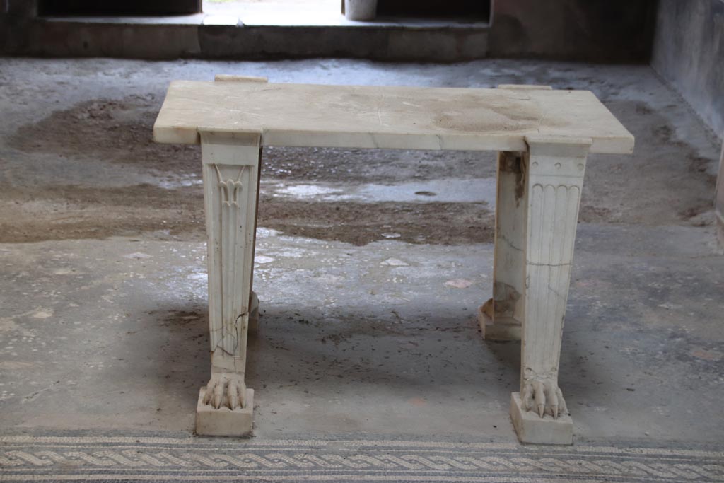 V.4.a Pompeii. October 2023. Marble table in atrium, looking east. Photo courtesy of Klaus Heese.