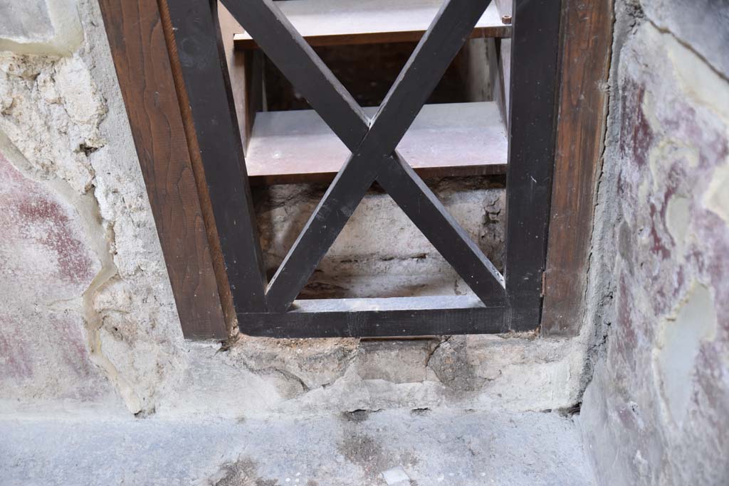 V.4.a Pompeii. March 2018. Room ‘e’, stairs to upper floor, looking west to doorway threshold at base of stairs.   
Foto Annette Haug, ERC Grant 681269 DÉCOR.
