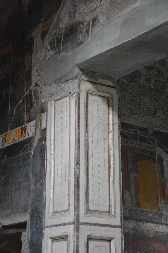 V.4.a Pompeii. March 2018. 
Upper painted pilaster on east wall in atrium ‘b’, centre left, and in tablinum ‘h’, at west end of north wall, centre right. 
Foto Annette Haug, ERC Grant 681269 DÉCOR.
