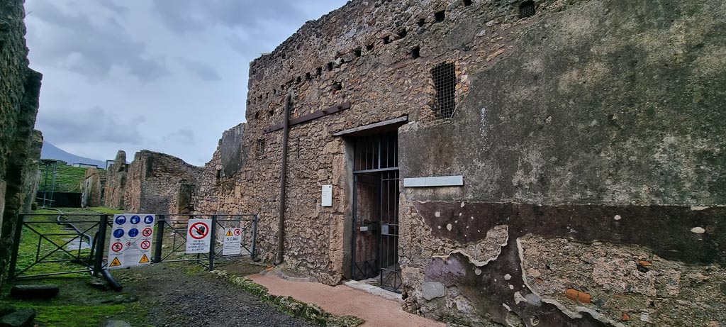 V.4.a Pompeii. January 2023. 
Looking north towards entrance doorway on east side of Vicolo di Lucrezio Frontone. Photo courtesy of Miriam Colomer.
