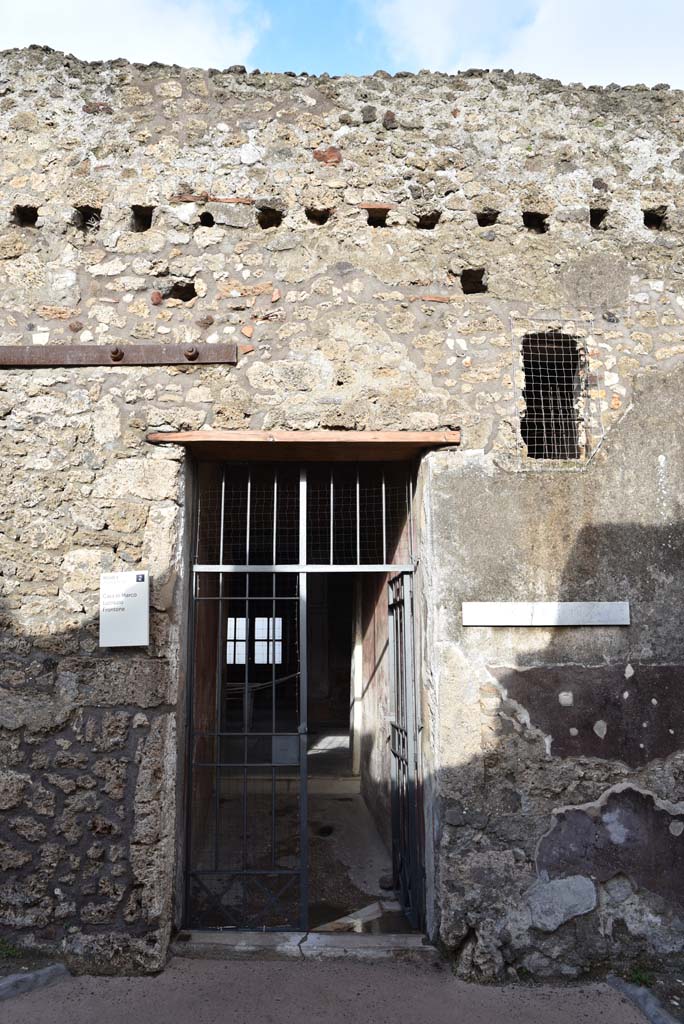 V.4.a Pompeii. March 2018. Looking east to entrance doorway.
Foto Annette Haug, ERC Grant 681269 DÉCOR
