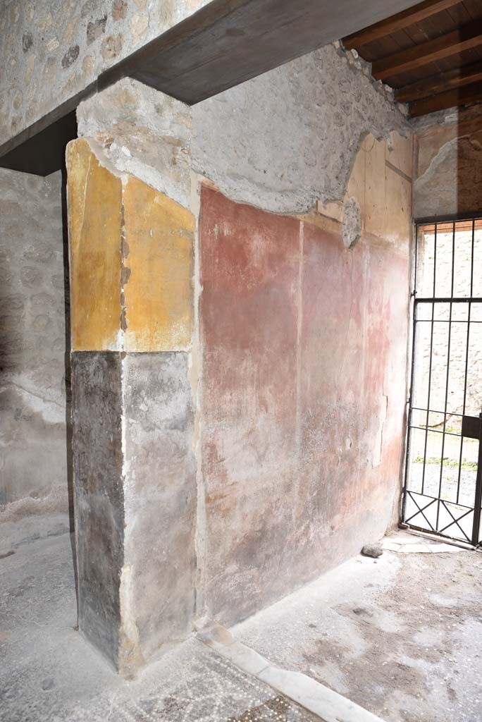 V.4.a Pompeii. March 2018. Looking west along south wall of entrance corridor/fauces.   
Foto Annette Haug, ERC Grant 681269 DÉCOR
