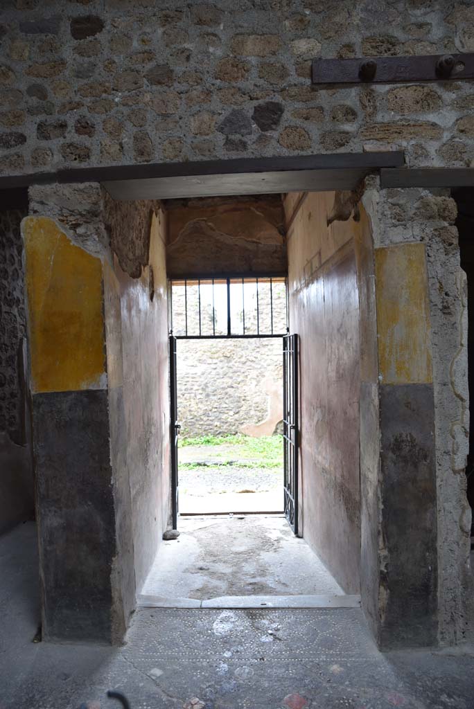 V.4.a Pompeii. March 2018. 
Looking west along entrance corridor/fauces towards entrance doorway.    
Foto Annette Haug, ERC Grant 681269 DÉCOR
