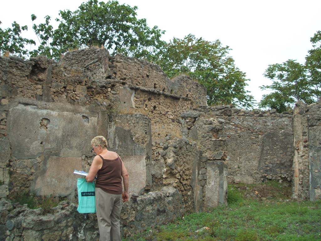 V.4.b Pompeii. May 2005. Exedra on north side of atrium.