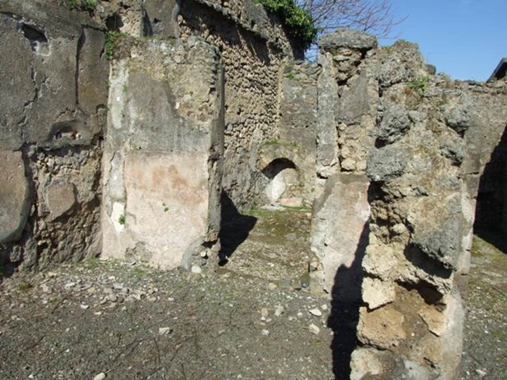 V.4.b Pompeii.  March 2009.  Doorway from Exedra to the small garden in the north east corner.