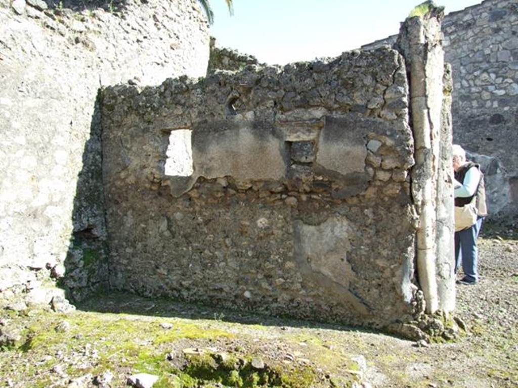 V.4.b Pompeii.  March 2009.  South side of small garden.