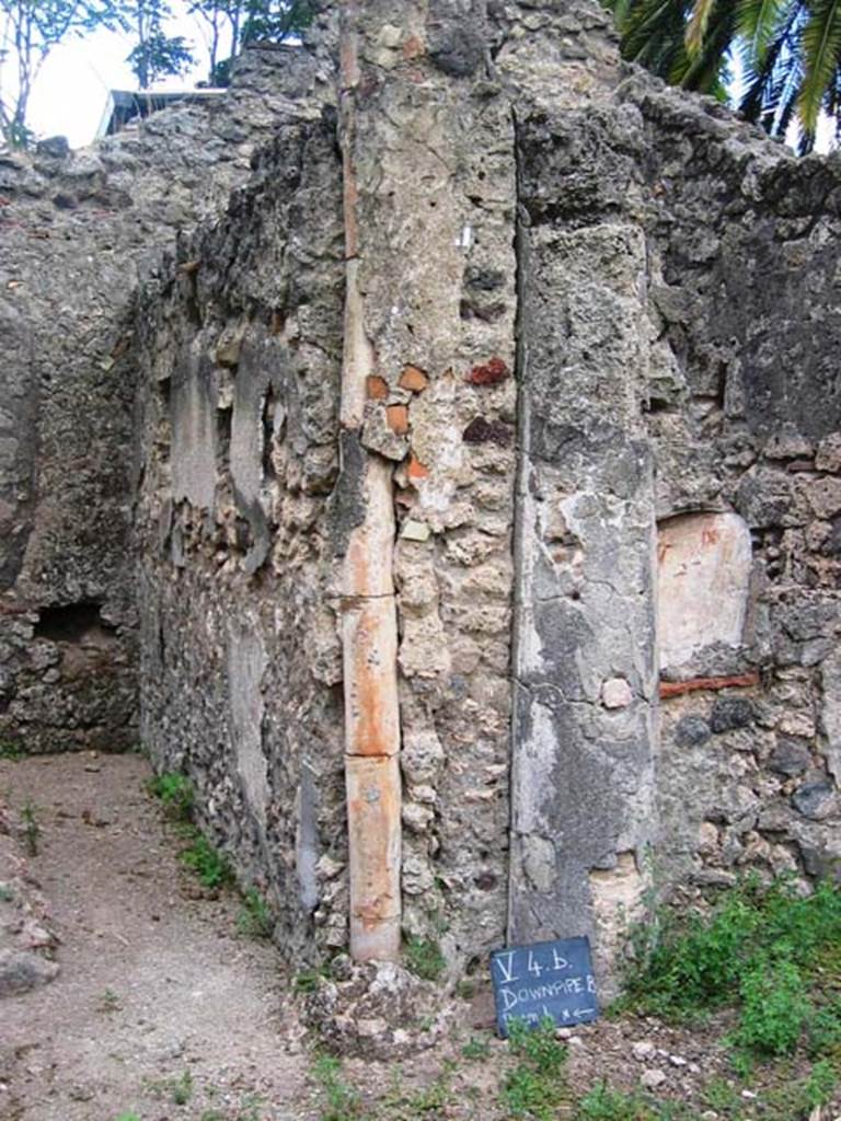 V.4.b Pompeii. July 2008. Looking east towards dividing wall with downpipe, between small garden and kitchen area. Photo courtesy of Barry Hobson.