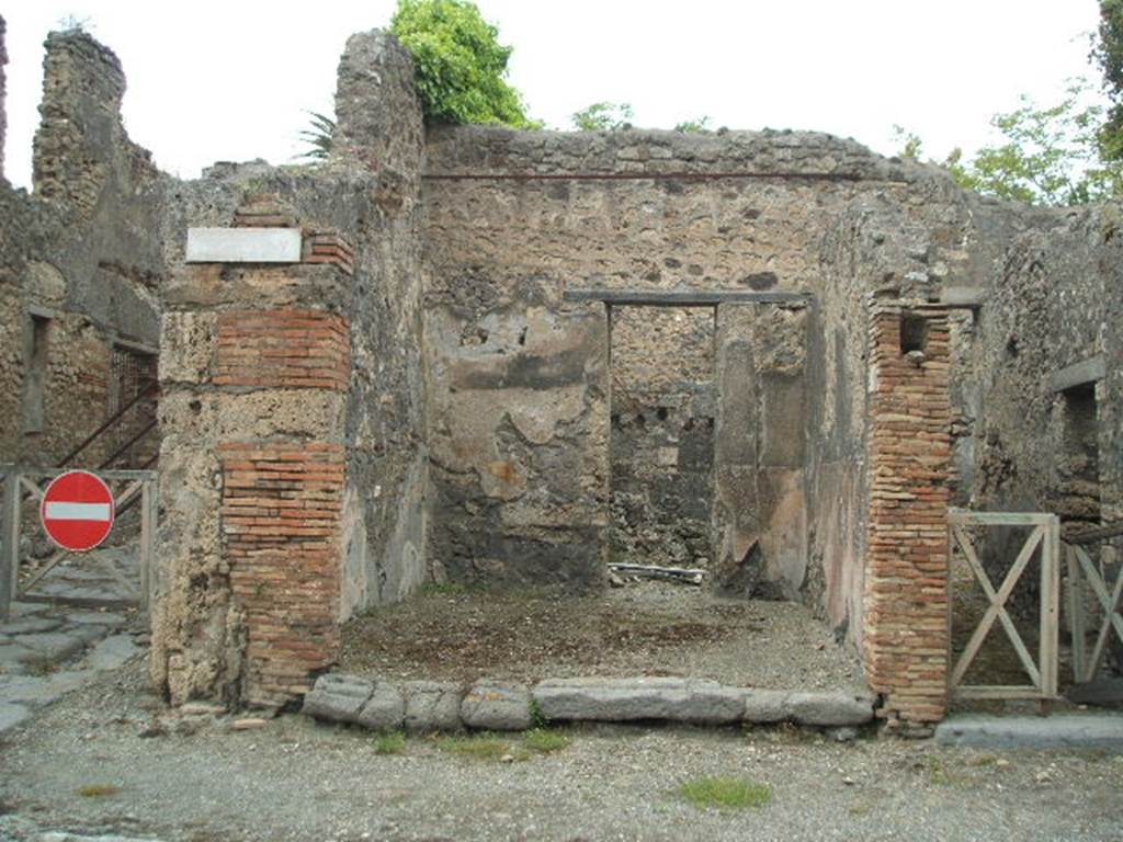 V.5.1 Pompeii. May 2005.  Looking north to entrance.