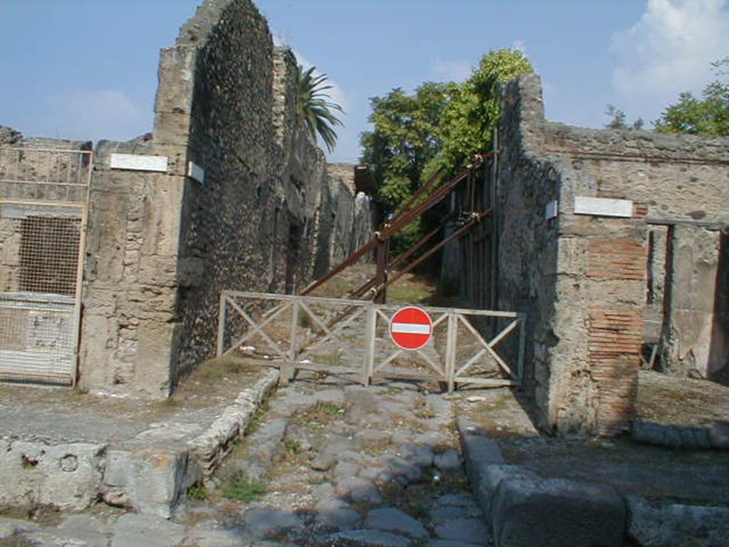 V.4 Pompeii, September 2004.   Vicolo dei Gladiatori looking north.                         V.5.1