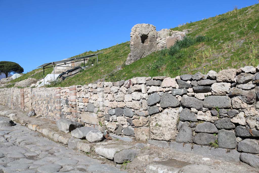 V.6.2, Pompeii. December 2018. 
Looking north along east side of Via del Vesuvio, with wide volcanic threshold of doorway, on right. Photo courtesy of Aude Durand
