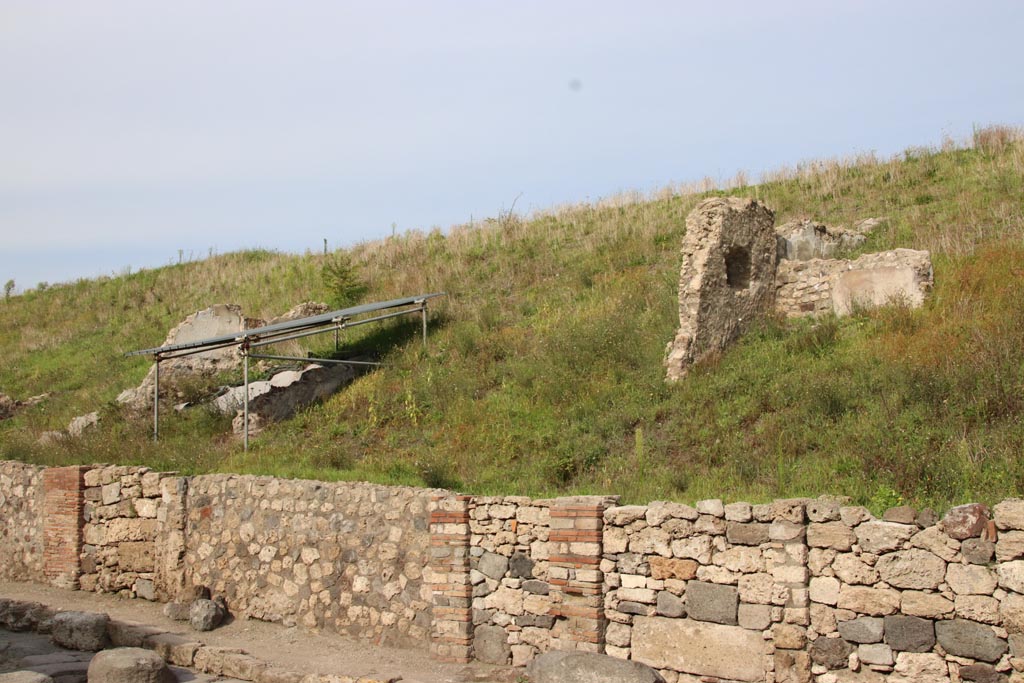 V.6.3 Pompeii, on right. October 2022. 
Looking towards entrance doorways on east side of Via del Vesuvio, with V.6.4, on left. Photo courtesy of Klaus Heese.
