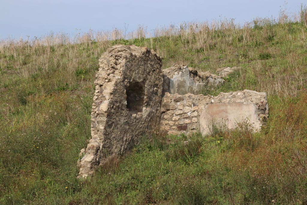 V.6.3 Pompeii. October 2022. 
Looking north-east to walls which may have been from an upper floor of this house. Photo courtesy of Klaus Heese.
