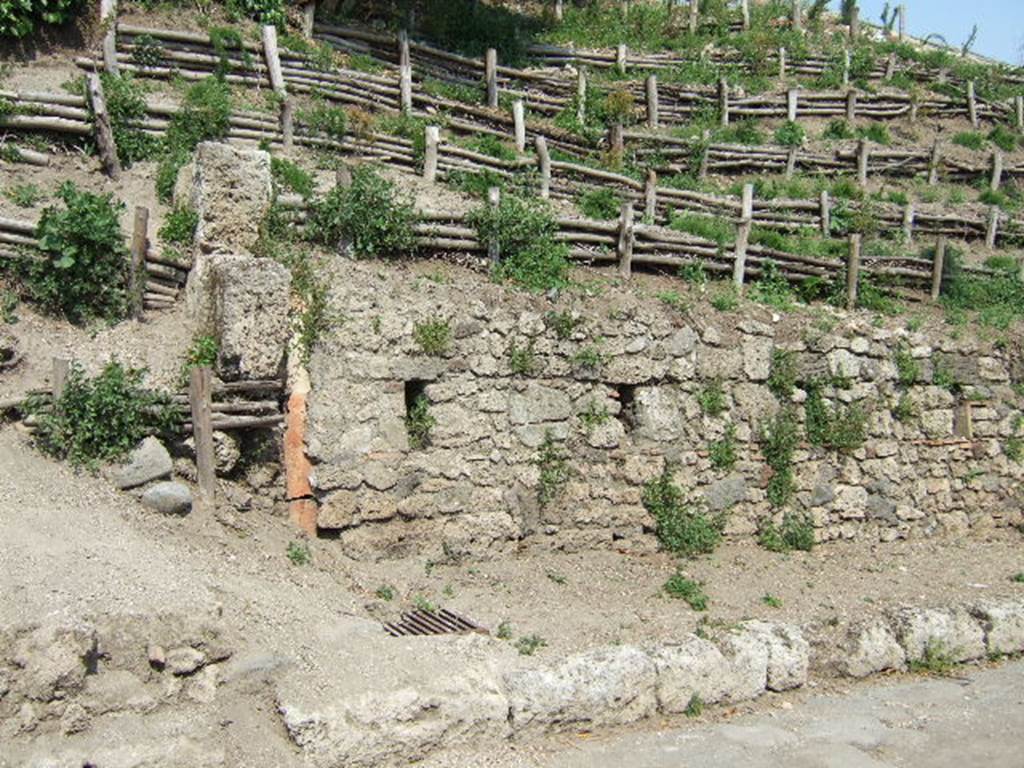 V.6.6 and V.6.5? Pompeii. Northern façade on east side of Via del Vesuvio.