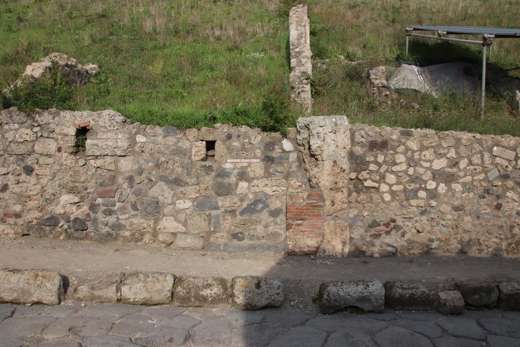 V.6.5 Pompeii. October 2022. Southern façade on east side of Via del Vesuvio, with V.6.4, on right. Photo courtesy of Klaus Heese.