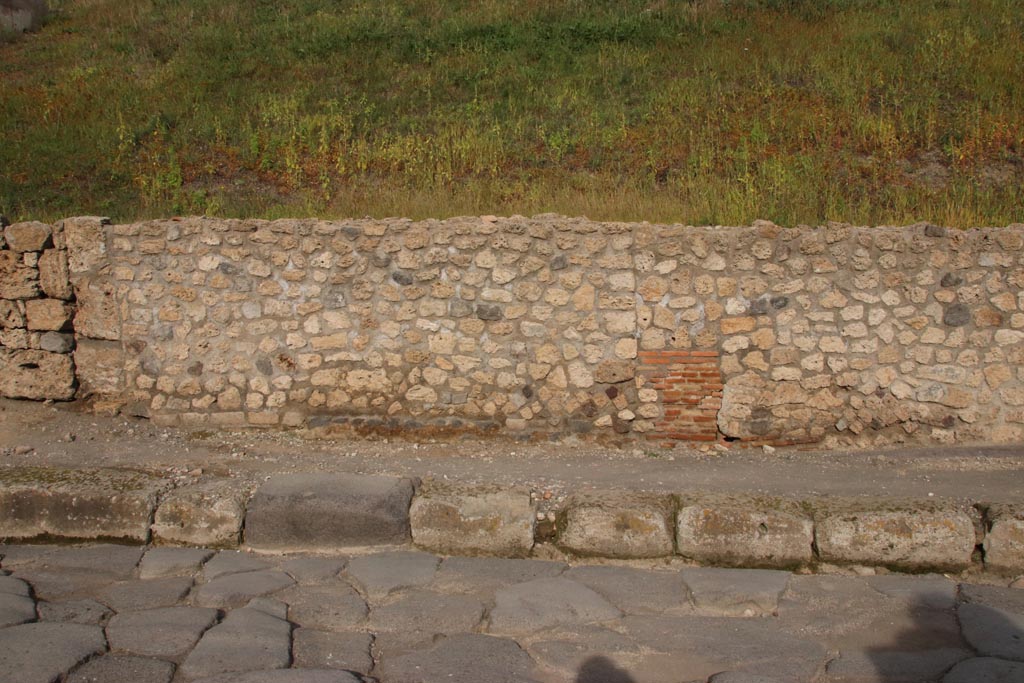 V.6.6 Pompeii. October 2022. Looking east towards front façade on east side of Via del Vesuvio. Photo courtesy of Klaus Heese.