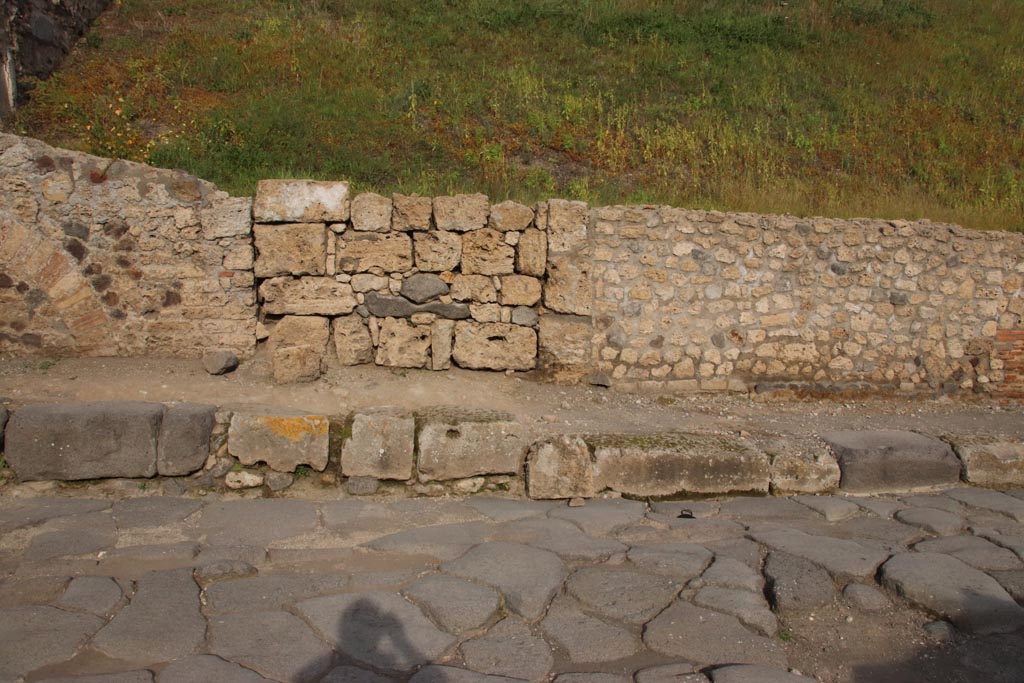 V.6.6 Pompeii. October 2022. 
Looking east towards front entrance doorway on east side of Via del Vesuvio. Photo courtesy of Klaus Heese.
