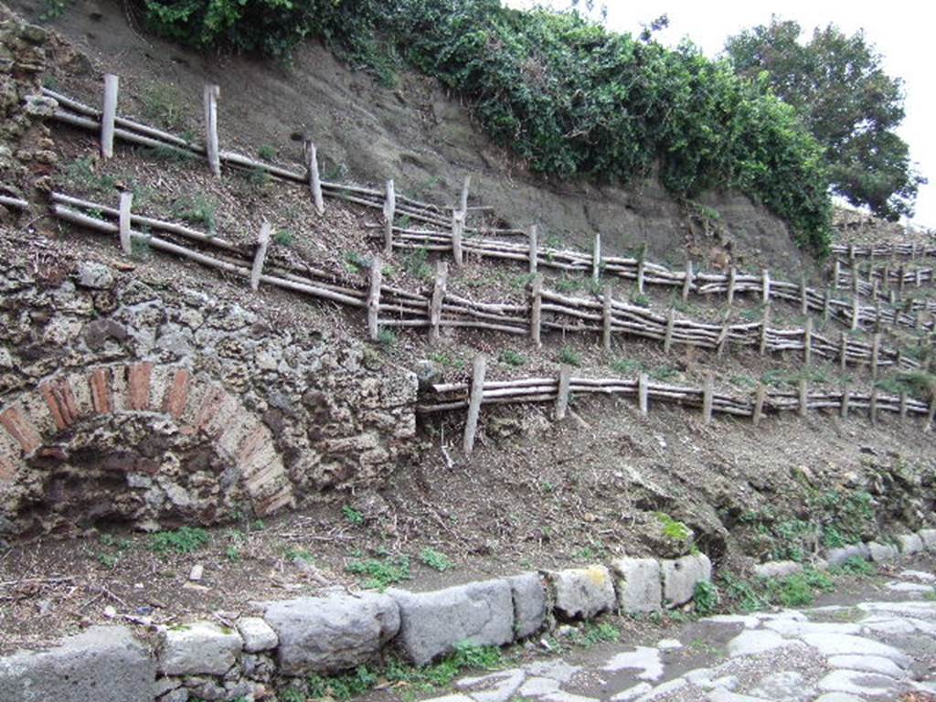 V.6.7 (on left) and V.6.6 (on right), Pompeii. December 2005. Unexcavated entrance on east side of Via del Vesuvio.