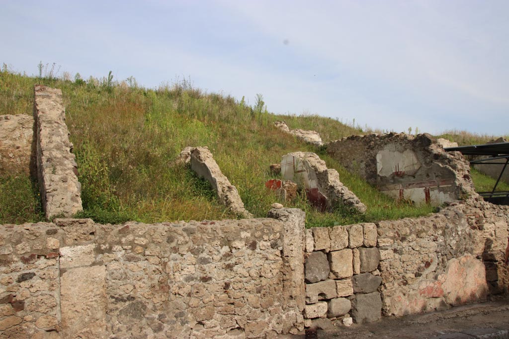 V.6.8 Pompeii. October 2022. Looking south-east on east side of Via del Vesuvio. Photo courtesy of Klaus Heese.