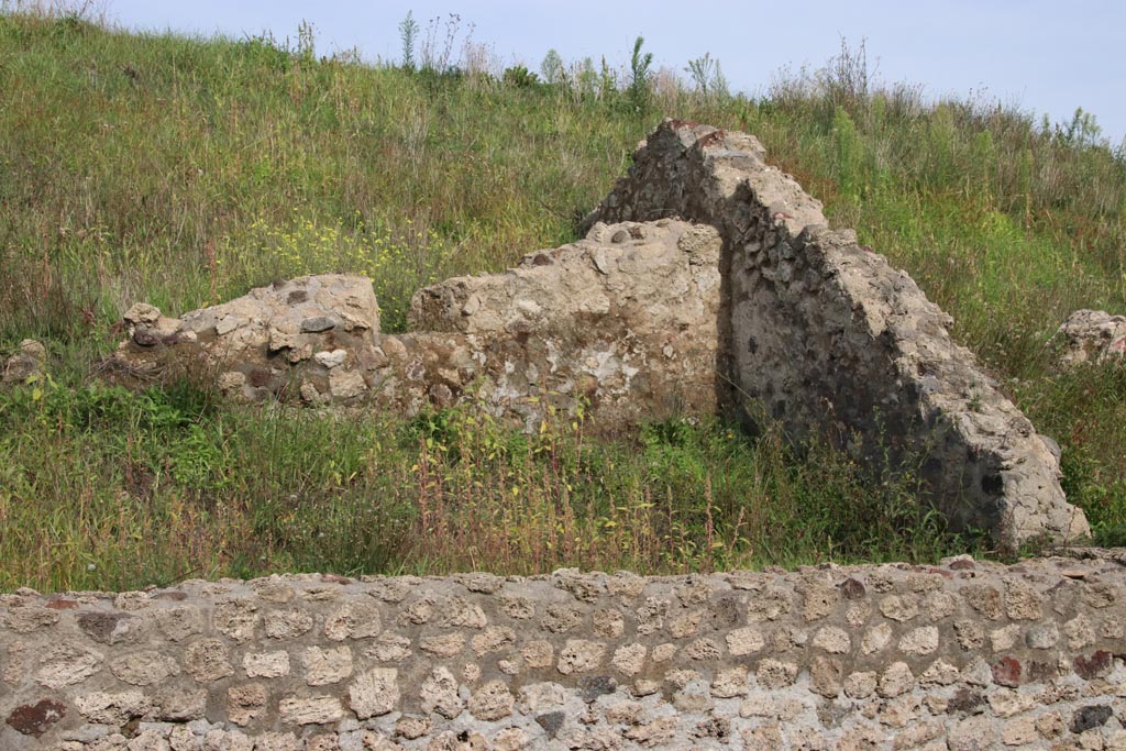 V.6.9 Pompeii. October 2022. 
Looking east towards walls of a rear room built against the same boundary wall as shown in a photo in V.6.8. Photo courtesy of Klaus Heese.

