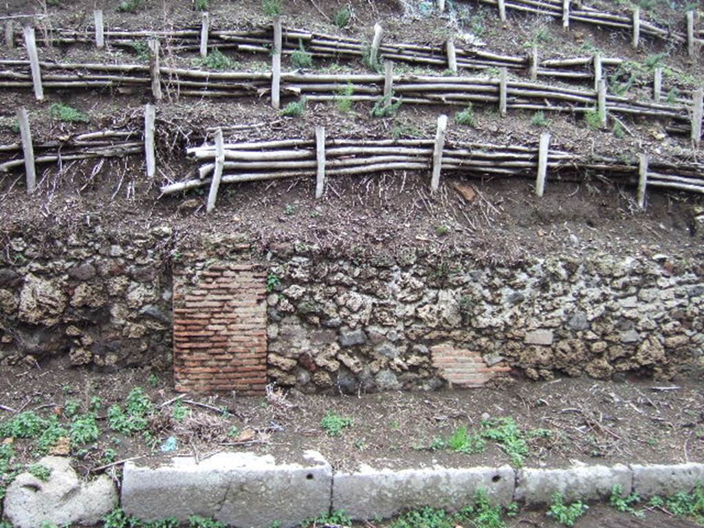 V.6.9, Pompeii (on right). December 2005. Unexcavated entrances, with V.6.11 (on left) and V.6.10, (in centre).