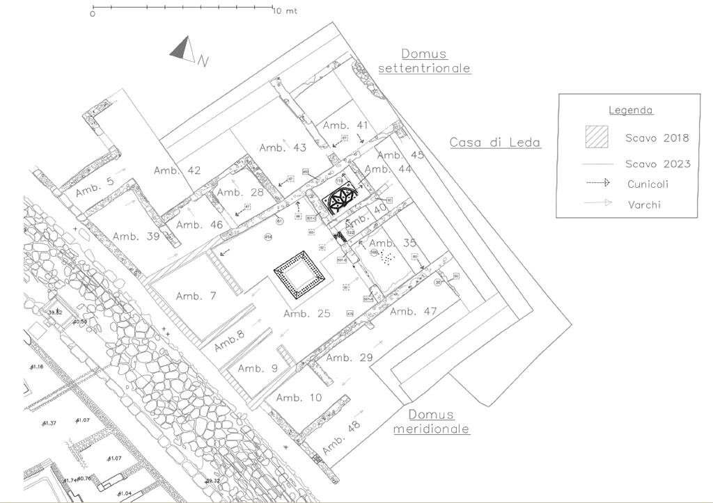 V.6.11 Pompei. Piano. La casa sul lato sud della Casa di Leda comprende l'Amb. 48, l'Amb. 10, l'Amb. 29 e l'Amb. 47.
La casa comprende le fauces, uno dei cubicoli laterali e parte dell’atrio, ma in questo settore le operazioni di scavo sono ancora in corso. L’atrio era dotato di una scala di cui resta il tracciato in negativo. In prossimità della scala è visibile un larario con mensola in marmo. Tra le decorazioni in IV Stile che rivestono le pareti di fondo spicca il quadro mitologico raffigurante Frisso ed Elle in fuga sull’ariete del Vello d’Oro.
V.6.11 Pompeii. Plan. The house on the south side of the House of Leda includes Amb. 48, Amb. 10, Amb. 29 and Amb. 47.
The house includes the fauces, one of the side cubicula and part of the atrium, but excavation operations are still underway in this sector. The atrium was equipped with a staircase of which the negative trace remains. Near the staircase, a lararium with a marble shelf is visible. Among the IV Style decorations that cover the back walls, the mythological painting depicting Phrixus and Helle fleeing on the ram of the Golden Fleece stands out.
Vedi/See E-Journal 01: 01.03.24, Interventi conservativi e nuovi scavi nella Casa di Leda. Dalla tutela alla conoscenza di un’abitazione del ceto medio di Pompei, Fig. 1.
Photograph © Parco Archeologico di Pompei.
