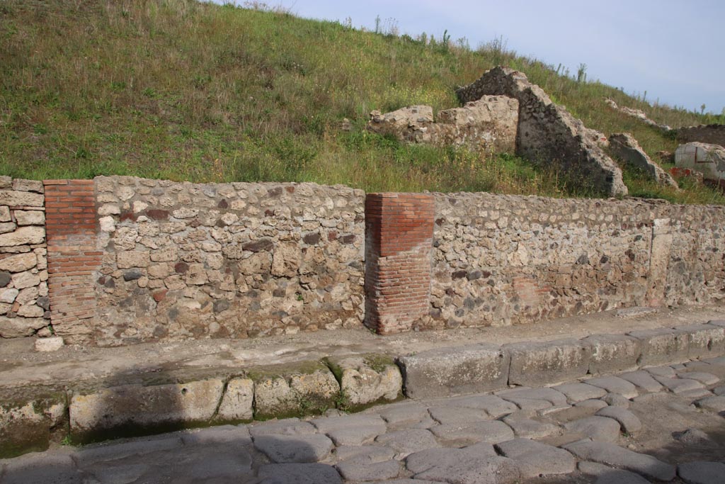 V.6.11 Pompei (part), on left, V.6.10, V.6.9, on right, Pompeii. October 2022. 
Looking towards front façade on east side of Via del Vesuvio. Photo courtesy of Klaus Heese.

