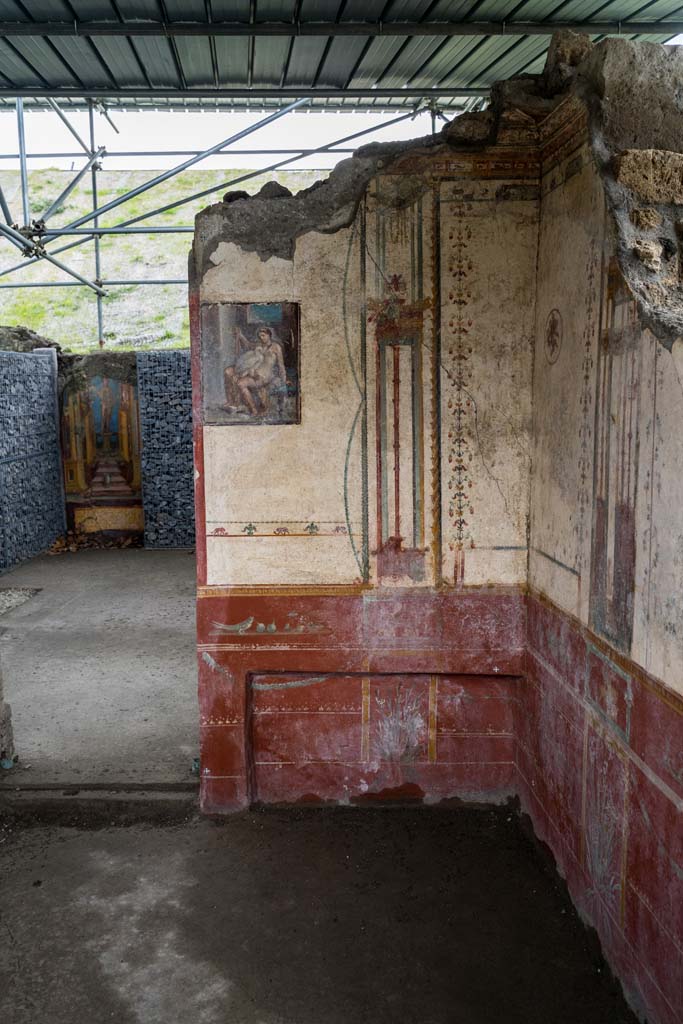 V.6.12, Pompeii. January 2020. Amb. 9. Cubiculum with painting of Leda and the Swan.
Looking towards south end of east wall in cubiculum. The atrium with a painting of Mercury is at the rear. 
Cubiculum con pittura di Leda e il cigno. L'atrio con un dipinto di Mercurio è nella parte posteriore.
Photo courtesy of Johannes Eber.

