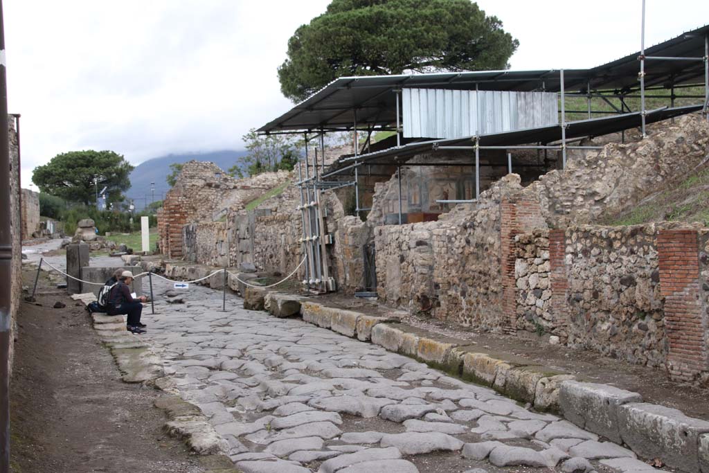 Via del Vesuvio, Pompeii. October 2020. Looking north to the house with paintings of Priapus, Leda and Narcissus, centre.
Photo courtesy of Klaus Heese.
